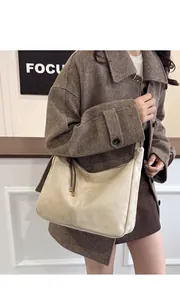 Mannequin portant un grand sac hobo beige à texture souple pour le quotidien