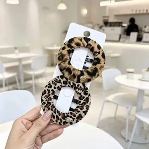 Set di mollette piatte leopardate senza pressione per yoga e acconciature chic.