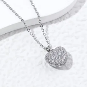 Elegante Halskette aus Edelstahl mit Herzanhänger und glänzenden Zirkoniasteinen