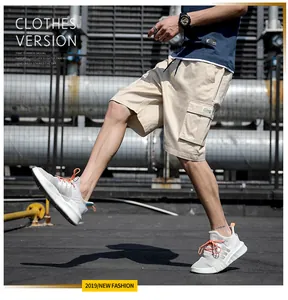 Short cargo kaki pour homme en vue latérale avec grandes poches et coupe décontractée