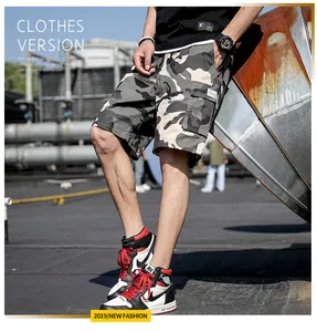 Vue détaillée du short cargo camouflage ample pour homme dans un style urbain de rue.