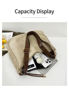 Vue détaillée montrant la grande capacité du sac cabas vintage avec des objets.