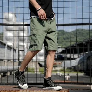 Détail d'un short cargo vert ample avec plusieurs poches pour l'extérieur en été