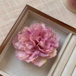 Élégante barrette à cheveux vintage à pivoine en soie rose dans un coffret à bijoux