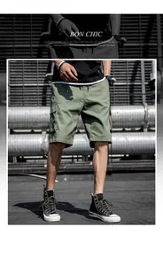 Gros plan d'un short cargo vert pour homme avec poches latérales en milieu industriel