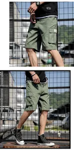 Vue détaillée d'un short cargo vert olive avec grandes poches et cordon de serrage