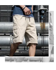 Vue détaillée du short cargo kaki en coton avec de grandes poches latérales.