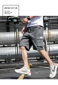 Short cargo gris pour homme, vue latérale avec poches tactiques sur modèle
