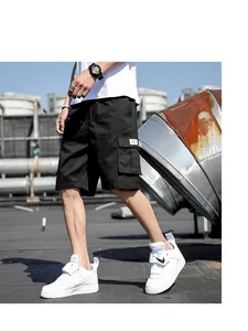 Détail d'un short cargo ample noir pour homme, idéal pour une tenue d'été décontractée.