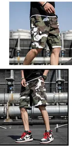 Vue détaillée du short cargo camouflage pour homme dans un style urbain de rue.