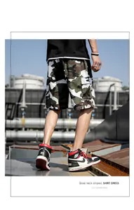 Vue arrière d'un short cargo camouflage grande taille pour hommes en milieu urbain