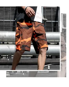 Vue détaillée du short cargo camouflage orange et marron pour homme en style streetwear urbain