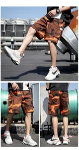 Vue détaillée du short cargo camouflage orange et marron pour homme avec poches latérales.