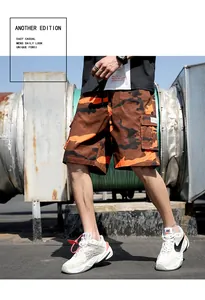 Vue détaillée d'un short cargo camouflage ample pour homme dans un décor industriel extérieur