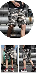 Vue détaillée du short cargo camouflage large pour hommes avec poches latérales