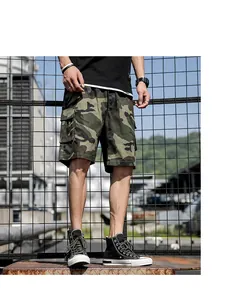 Détail du short cargo camouflage pour homme avec poches latérales et coupe ample