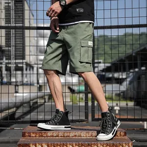 Short cargo grande taille pour homme en vert olive avec plusieurs poches et coupe décontractée