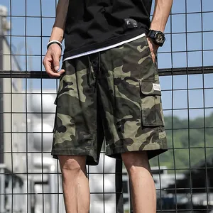 Short cargo camouflage ample pour homme avec poches pour un look d'été décontracté.