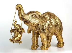 Vista dettagliata della statua di elefante in resina dorata con design ad altalena