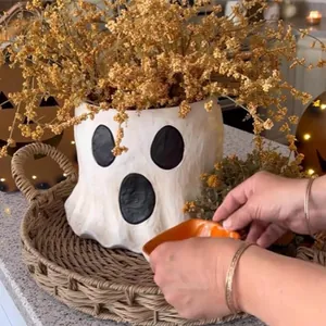 Handgefertigte weiße Geistervase aus Keramik für Halloween-Gestecke und Dekoration