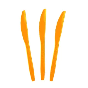 Set mit drei leuchtend orangefarbenen Kunststoffmessern für sportliche Basketball-Themenpartys