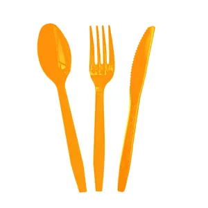 Nahaufnahme von leuchtend orangefarbenem Einwegbesteck-Set aus Kunststoff für Partys