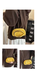 Elegante pochette vintage in velluto giallo con manico in metallo dorato e catenella