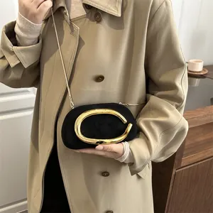 Pochette vintage in pelle scamosciata nera con grande anello dorato