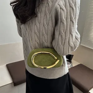 Pochette vintage in camoscio verde con grande decorazione a C in metallo dorato