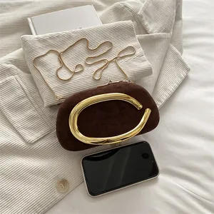 Elegante pochette retrò in pelle scamosciata marrone con manico dorato e catena a serpente