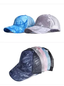 Vista dettagliata dei cappellini da baseball in rete tie-dye traspiranti per donna