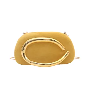 Elegante pochette retrò in pelle scamosciata gialla con decoro in metallo dorato e catena