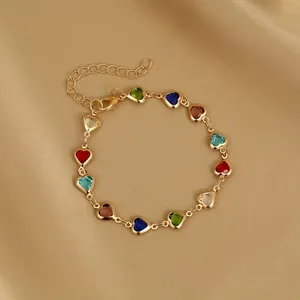 Vue détaillée d'un bracelet cœur plaqué or 18 carats avec zircons multicolores