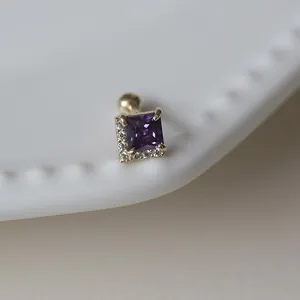 Vue détaillée d'une boucle d'oreille en zircon violet carré avec placage en or 18k