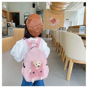 Vue arrière d'un sac à dos rose pour enfant avec un ours en peluche mignon
