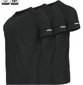 Detail von drei schwarzen Herren-Sport-T-Shirts mit reflektierenden Ärmelstreifen