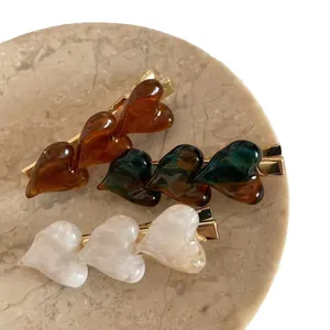 Set of three retro resin heart-shaped hair clips with marble texture for side styling