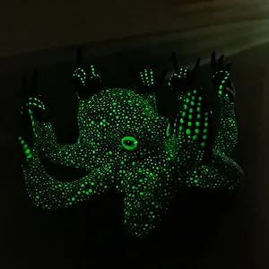 Luminous resin octopus figurine with green glow in the dark spots for garden decor