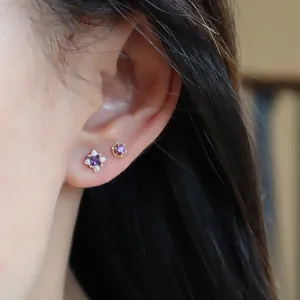Boucles d'oreilles en argent S925 plaqué or 18K avec zircons violets portées à l'oreille