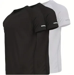 Detail von drei schnelltrocknenden Sport-T-Shirts für Herren in Schwarz und Weiß