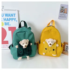 Deux sacs à dos colorés pour enfants en vert et jaune avec ours en peluche 3D