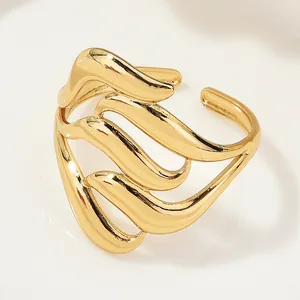 Vintage gold leaf open ring featuring an elegant curved botanical pattern design