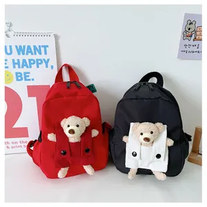 Sacs à dos pour enfants rouge et noir avec un joli motif de poche en peluche d'ours.