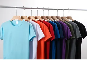 Reihe bunter, schnelltrocknender Herren-Sport-T-Shirts an Holzbügeln in der Detailansicht.
