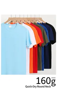 Detailansicht verschiedenfarbiger Herren Sport-T-Shirts auf Holzbügeln