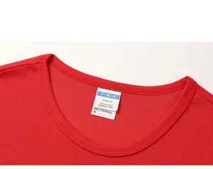 Nahaufnahme des klassischen Rundhalsausschnitts eines roten, feuchtigkeitstransportierenden T-Shirts.