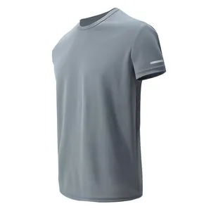 Detailansicht eines grauen schnelltrocknenden Sport-T-Shirts mit atmungsaktiver Textur