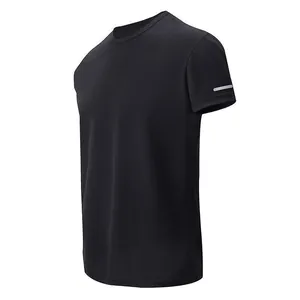 Detailansicht eines schwarzen schnelltrocknenden Sport-T-Shirts für Herren mit Streifen