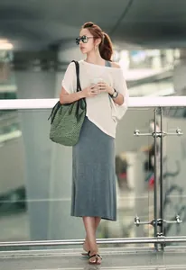 Vue détaillée montrant la texture du sac tissé en corde de papier verte sur mannequin
