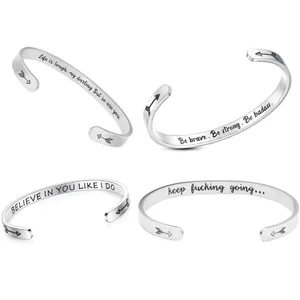 Set aus 4 silbernen 6mm C-Armreifen aus Edelstahl mit gravierten Motivationssprüchen